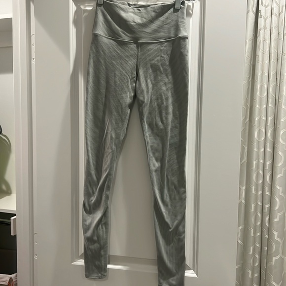 ALO leggings high waist airbrush pistachio colored. - Picture 5 of 6